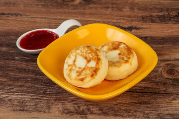Cottage cheese pancakes with strawberry jam