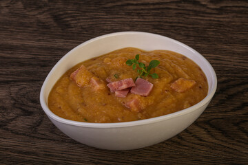 Peas cream soup with smoked ribs