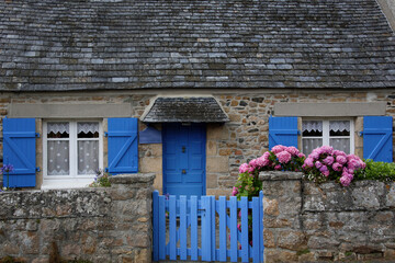 Maison bretonne côtière en granit - obrazy, fototapety, plakaty