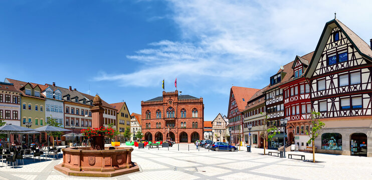 Tauberbischofsheim, Zentraler Marktplatz und Rathaus © Comofoto