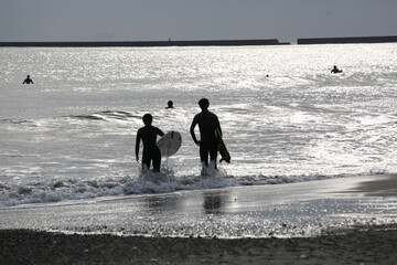 サーファー, サーフィン, サーフボード, 波待ち, 浜, 海, 夕暮れ時, カップル