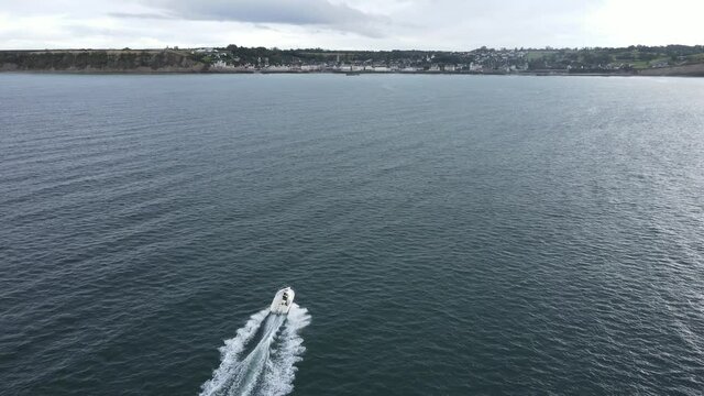 Bateau rentrant dans un port normand