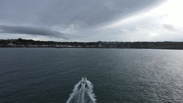 Bateau rentrant dans un port normand, France