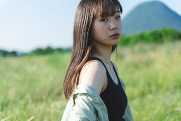 散策する女性