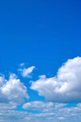 空の風景(青空) 瑠璃色の青空が群雲の上に広がる