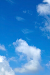 Fototapeta premium 空の風景(青空) 風に流される雲と青空