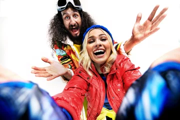 Wandaufkleber Ski style shoot of a funny young couple © konradbak