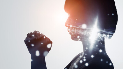 瞑想する女性　マインドフルネス © metamorworks