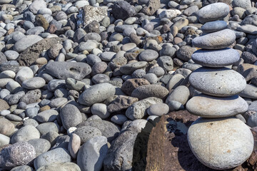 Plage de galets et pierres surélevées 