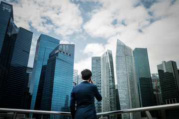 Fototapeta na wymiar Asian businessman in a city
