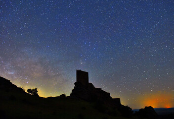 the milky way and the stars next to a castle © alberto