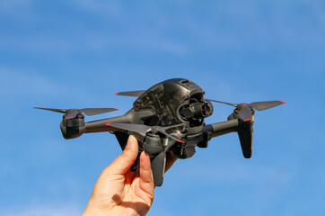 FPV-Dohne wird mit Hand vor den blauen Himmel gehalten | Aerial FPV Combo Drohne