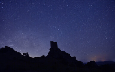 un castillo con el cielo estrellado