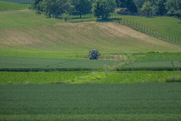 Fototapeta premium Ein Traktor bei der Feldarbeit