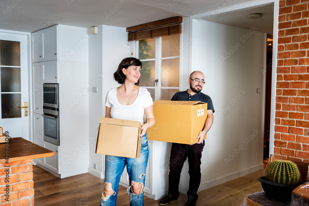 Wall mural Couple moving into new house