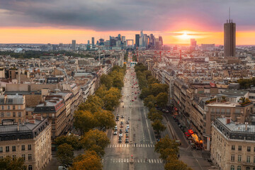 Pariqs, l'Avenue de la grande armée et quartier de la défense depuis l'Arc de Triomphe au coucher...