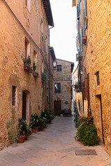 Fototapeta na wymiar Paisaje urbano con calle en la Toscana, Italia.