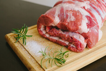 Asado carnicero crudo en tabla de madera