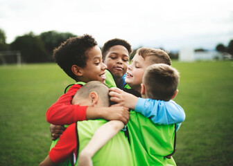 Junior football team hugging each other © Rawpixel.com