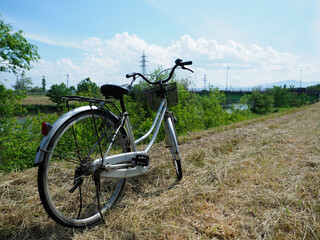 Fototapeta na wymiar 発寒川の河川敷をサイクリング中の自転車