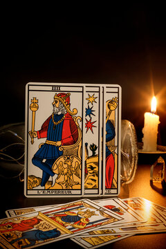 Carte tarot de marseille sur fond noir &eacute;clair&eacute;e par une bougie