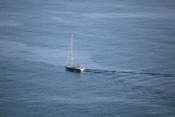 Mare e natante con persone a bordo