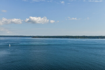 vue sur la rade de Brest en France avec ciel bleu et mère calme avec voilier