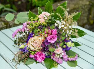 Ein Blumenstrauß im Boho Style  mit Rosen und Trockenblumen 