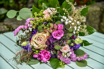 Obraz na płótnie Canvas Ein Blumenstrauß im Boho Style mit Rosen und Trockenblumen 
