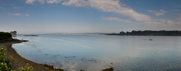 vue panoramique sur la rade de Brest en France avec ciel bleu et mère calme au lever du jour