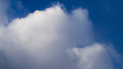 Ciel voilé par des altostratus et des cirrostratus, à l'avant d'une perturbation neigeuse