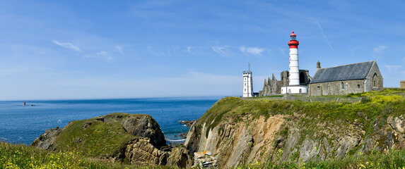 panoramique sur le phare blanc et rouge de la pointe Saint Mathieu et son Abbaye du Finistère en...