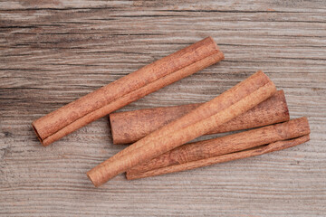 dried cinnamon sticks on wooden table with copy space