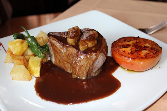 Solomillo de cerdo en salsa con guarnici&oacute;n