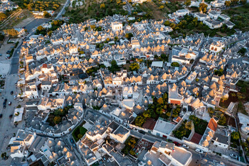 Obraz premium Aerial view of alberobello at sunset, the city of trulli in Puglia. a magical city and a beautiful landscape