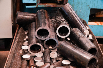 Steel pipes are cut into pieces.