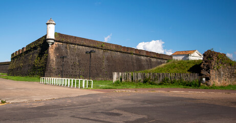 A fortaleza de são josé de Macapá é uma das setes maravilhas do Brasil e foi construída pelos...