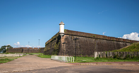 A fortaleza de são josé de Macapá é uma das setes maravilhas do Brasil e foi construída pelos portugueses no século XVIII com o objetivo de proteger a região da invasão francesa.