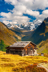 Fototapeta na wymiar Berghütte auf der Alm im Ahrntal in Südtirol