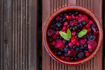 Fruits rouges en coupelle, myrtilles, framboises, groseilles, baies, été, sain, gourmand