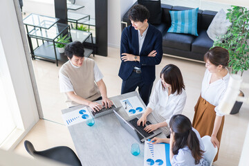 明るいオフィスで働くビジネスパーソン