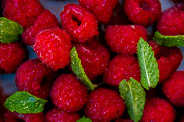 Framboises fraîches, feuilles de menthe, bois, fruits rouges, baies, été, gourmand 