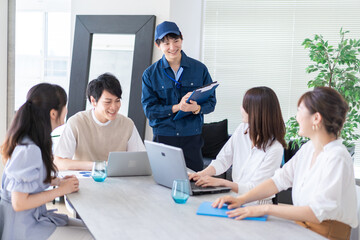 明るいオフィスで働くビジネスパーソン