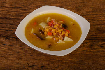 Pea soup with smoked ribs