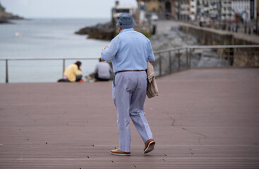 Fototapeta premium retired walking down the street