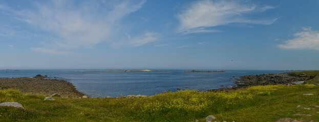 panoramique sur une plage sous le ciel bleu de Bretagne dans le Finistère le long d'un chemin de randonné