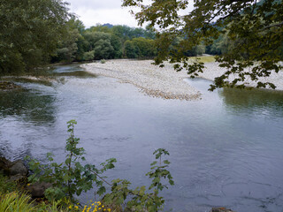 Vistas del rìo Deva rodeado de árboles verdes en Cantabria, verano de 2020