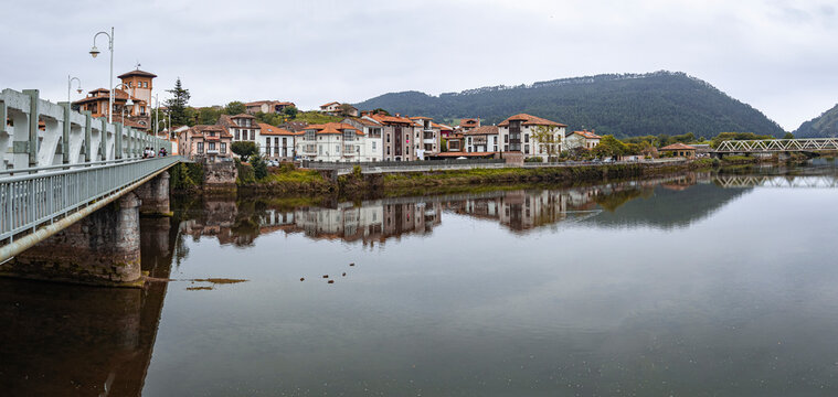 Panor&aacute;mica de las vistas del r&iacute;o Deva reflejando en sus aguas el pueblo de Unquera en Cantabria, verano de 2020