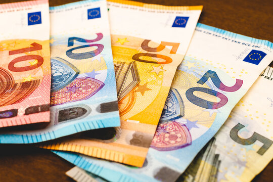 Dinheiro, EURO - EUR. C&eacute;dulas de Euro em forma de leque sobre uma mesa em fotografia com &acirc;ngulo fechado. Destaque para as c&eacute;dulas de 20 e 50 euros. Economia Europeia, Neg&oacute;cios e Finan&ccedil;as.