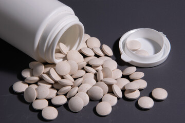 Leki - białe tabletki wysypujące się z opakowania